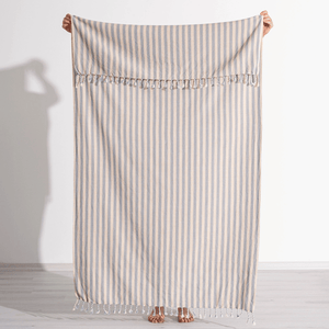 Ljusgrå randig strandhandduk – helbild