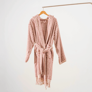 Fullängdsbild av rosa unisex morgonrock på galge – elegant och mjuk
