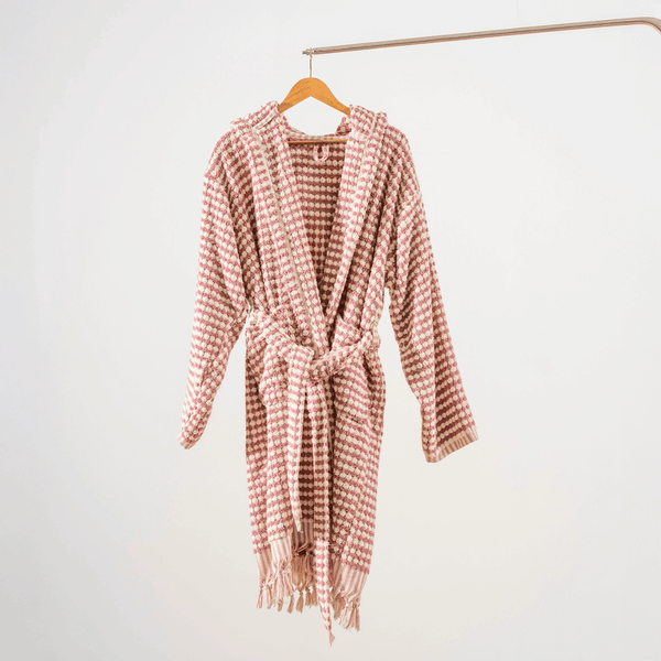 Fullängdsbild av rosa unisex morgonrock på galge – elegant och mjuk