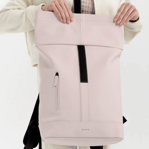 Tornado ryggsäck Rosa i handen – smart anti-stöld design