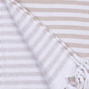 Närbild på texturen hos beige semifrottéhandduk