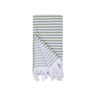 Vikta handduk i grönt randigt tyg med tofsar