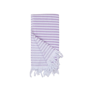 Vikta handduk i lila och vitt med klassiska ränder