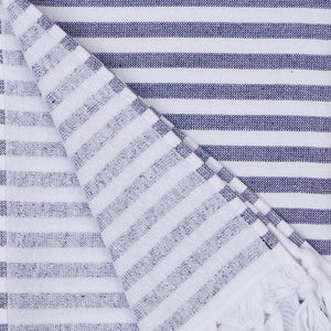 Närbild på Scandi handduk i navyblå ränder och mjuk semifrottéstruktur