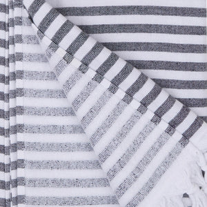 Närbild på svartvitt randigt tyg med mjuk frottéstruktur