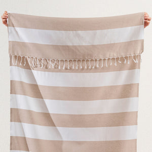 Scandi Stripe hamamhandduk i beige och vitt med randig design, mjuk bomull och handknutna fransar