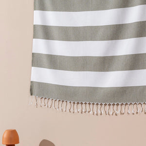 Detalj av Scandi Stripe hamamhandduk i khaki med randig design, mjuk bomull och dekorativa fransar