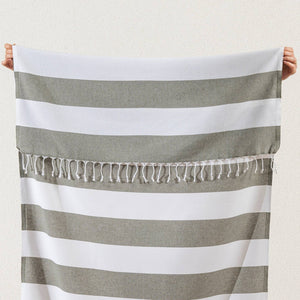 Scandi Stripe randig hamamhandduk i khaki, 100% bomull med handknutna fransar