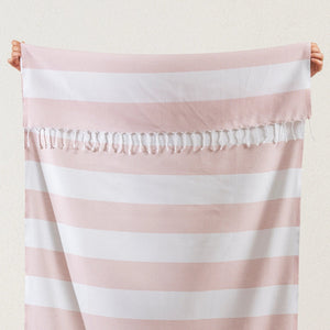 Scandi Stripe randig hamamhandduk i rosa bomull med handknutna fransar och mjuk kvalitet