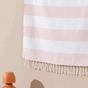 Närbild på Scandi Stripe hamamhandduk i rosa och vitt med handknutna fransar i mjuk bomull