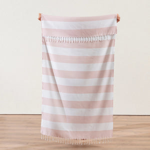 Stor randig Scandi Stripe hamamhandduk i rosa och vitt med handknutna fransar.