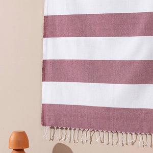 Närbild av Scandi Stripe hamamhandduk i vinrött och vitt med mjuk bomull och klassiska fransar