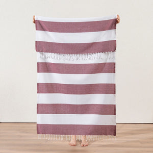 Stor randig Scandi Stripe hamamhandduk i vinrött och vitt med handknutna fransar.