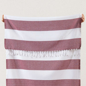 Scandi Stripe randig hamamhandduk i vinrött och vitt med handknutna fransar i 100% bomull