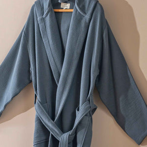 Stentvättad badrock blå textur detalj - mjuk och absorberande bomull med vävd struktur