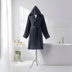 Stentvättad badrock med huva i badrum - snabbtorkande och lätt badrock för spa och wellness