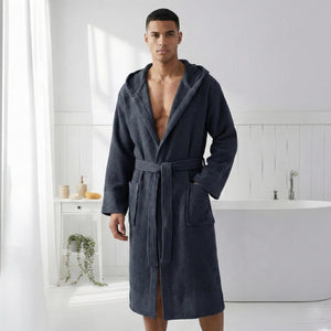 Man i stentvättad badrock med huva - unisex badrock i lätt och snabbtorkande bomull