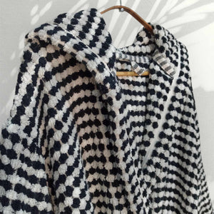 Svart-vit rutmönstrad morgonrock med pompomstruktur och bälte - ovanifrån