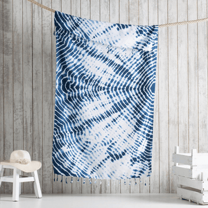 Snabbtorkande blå och vit tie dye strandhandduk i ekologisk bomull