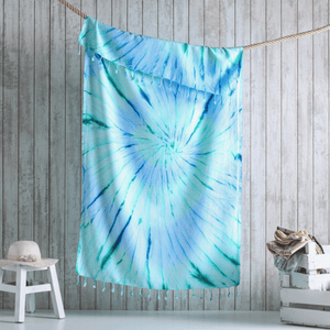Ekologisk strandhandduk med tie dye mönster i blå, grön och turkos