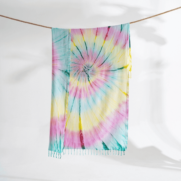 Snabbtorkande strandhandduk med tie dye design i gul, rosa och turkos