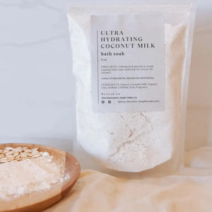 Ultra Hydratiserande Kokosmjölk Badsalt 9 oz förpackning med toner av mandarin, nektarin och pion från Revival Co