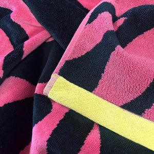 Zebramönstrad badlakan textur detalj - mjuk frotté bomull med gul kant nära