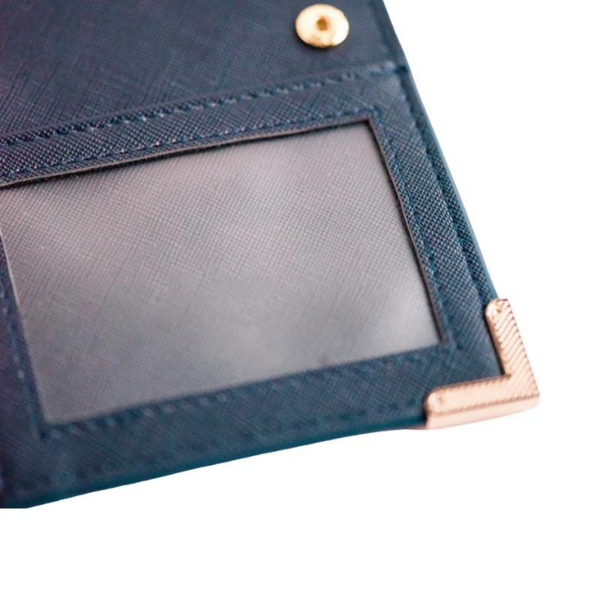 mörkblå reseplånbok i vegansk läder saffiano