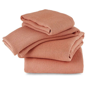 Våfflat badlakan i ekologisk bomull korall staplade, tydligt våffelmönster och mjuk textur, GOTS-certifierad